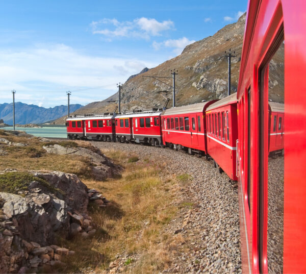Die Fahrkarten bitte!  Fahrt mit der roten Bernina Bahn!