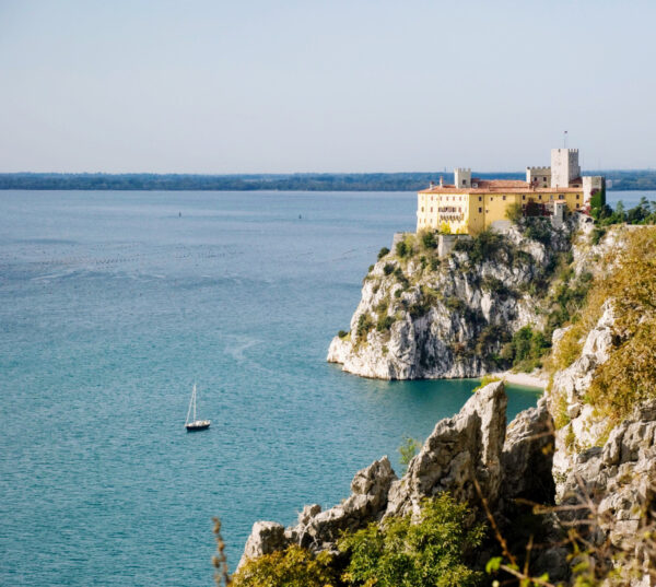 Duino Burg - Eine Terrasse steil über dem Meer