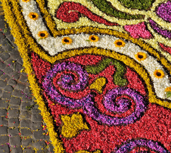 Infiorata in Noto, bunte Blüten und Barock